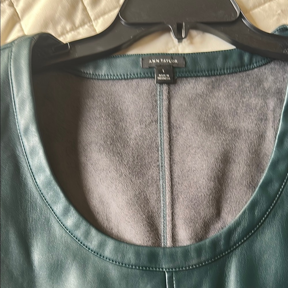 Ann Taylor Green Fitted Blouse with Blue Highlights